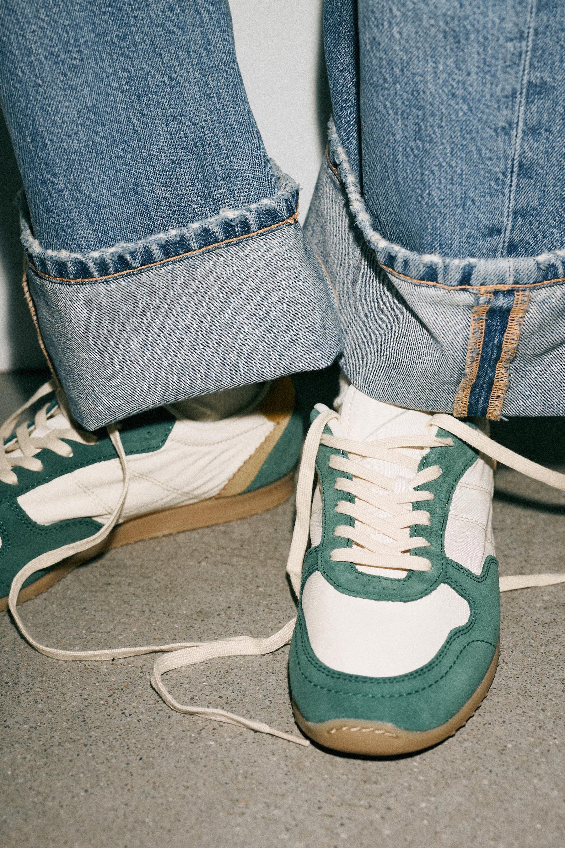 Laufschuhe mit Farbblockmuster