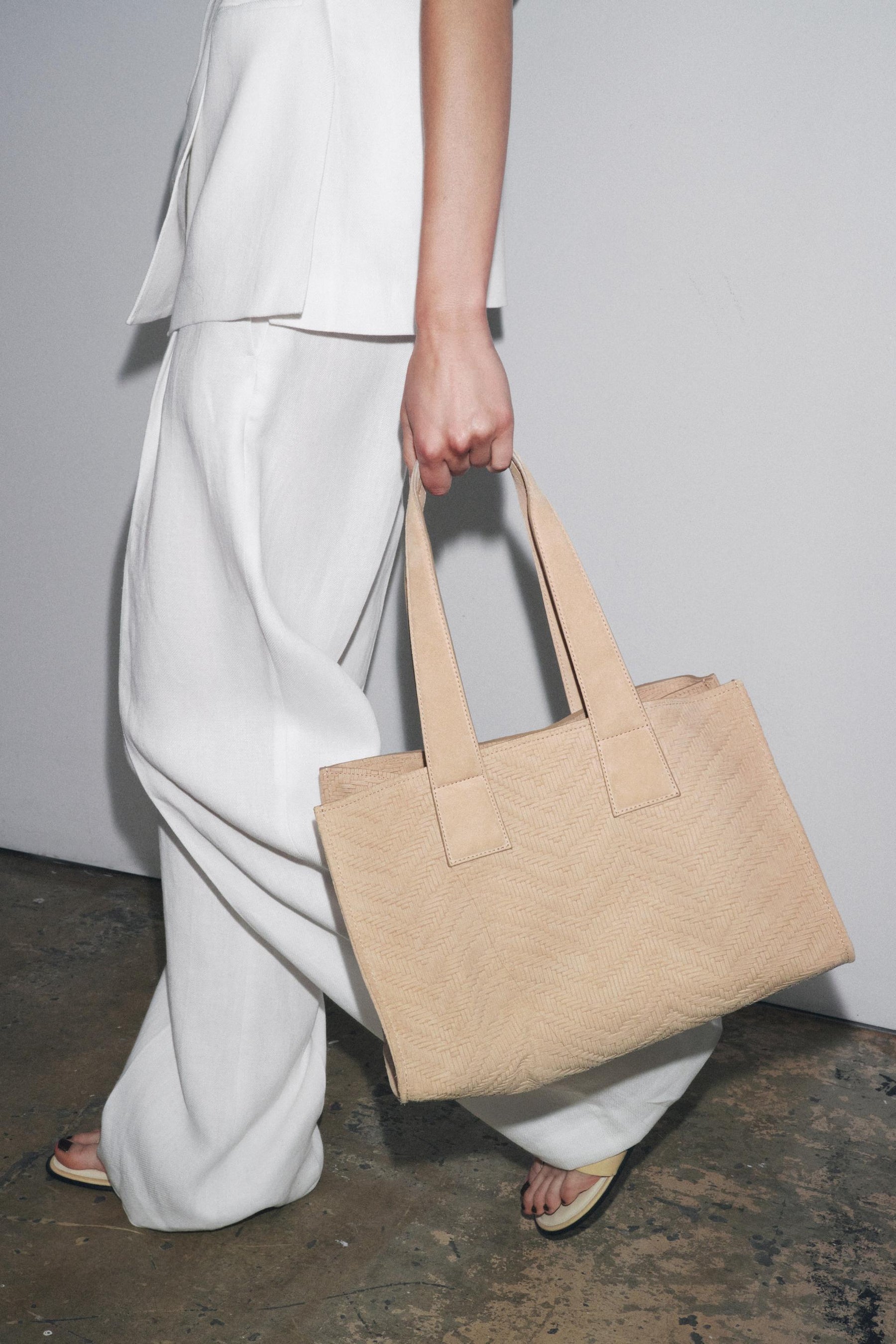 Einkaufstasche aus geflochtenem Wildleder