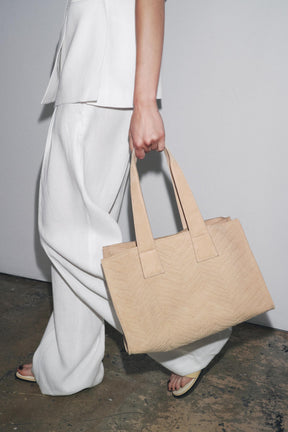 Einkaufstasche aus geflochtenem Wildleder