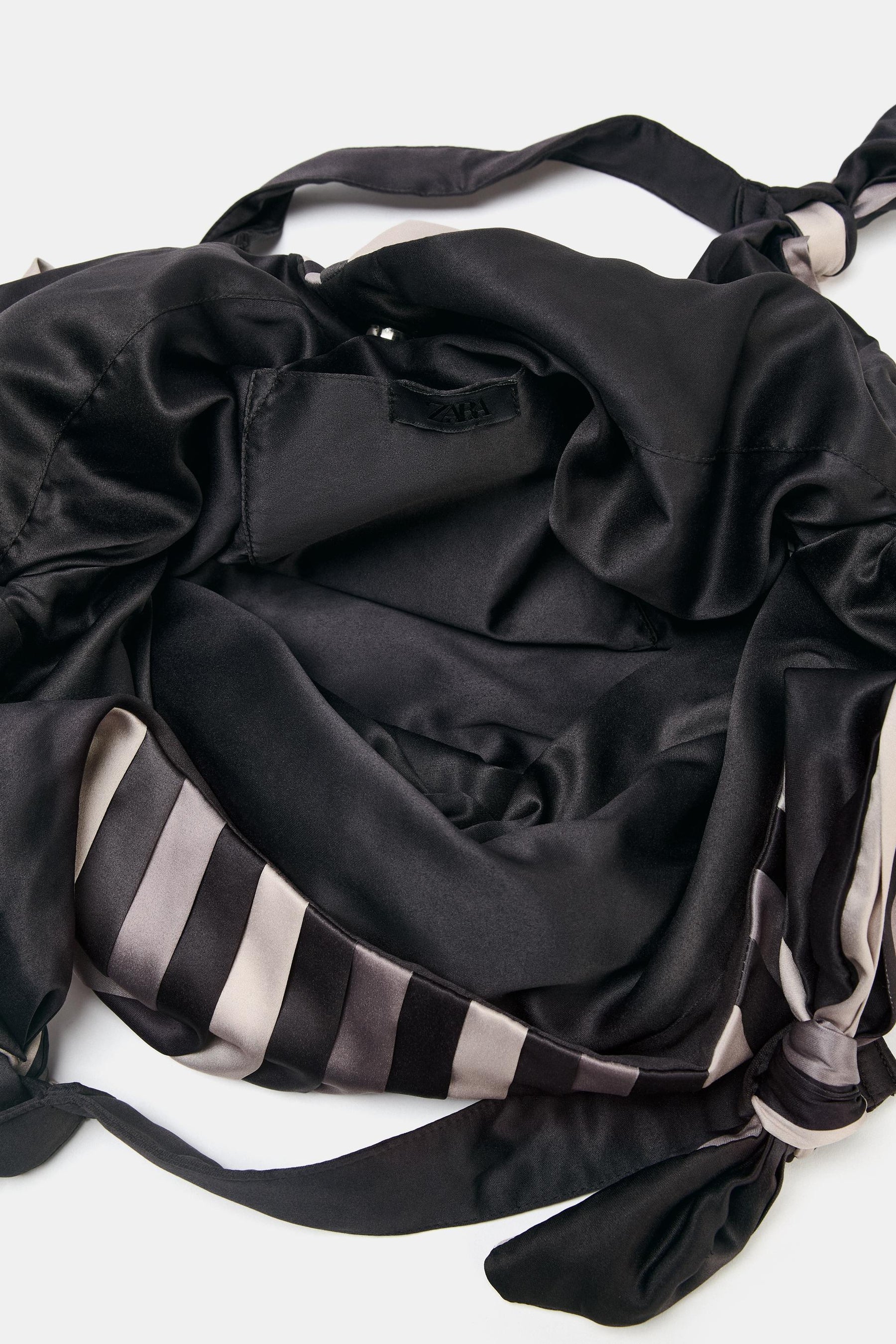 Maxi-Beuteltasche in Satinoptik.