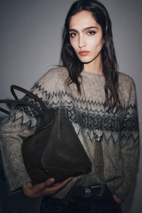 Schultertasche aus Wildleder