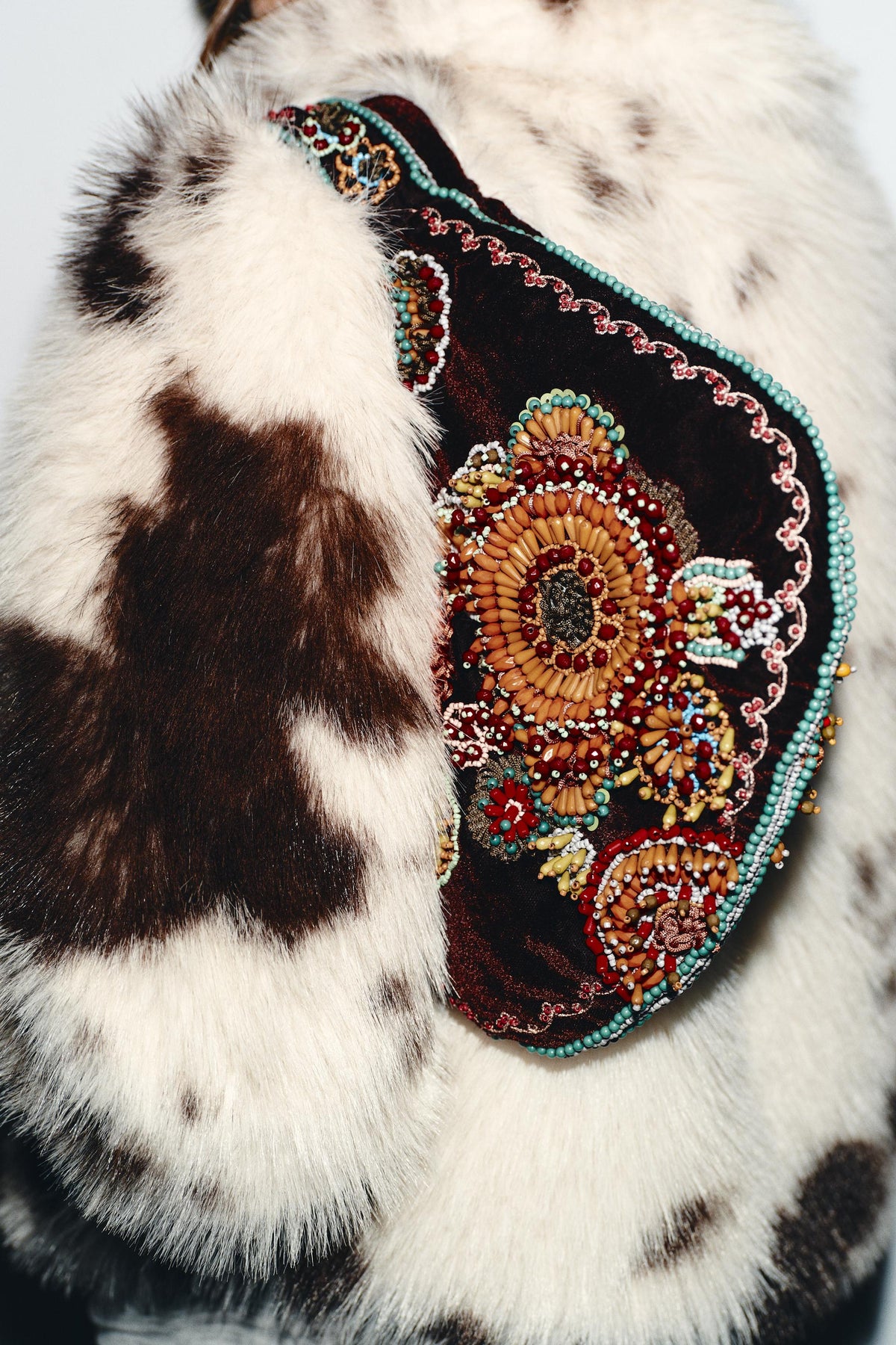 Bestickte Schultertasche