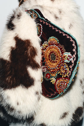 Bestickte Schultertasche