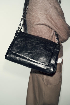 Schultertasche mit Klappe