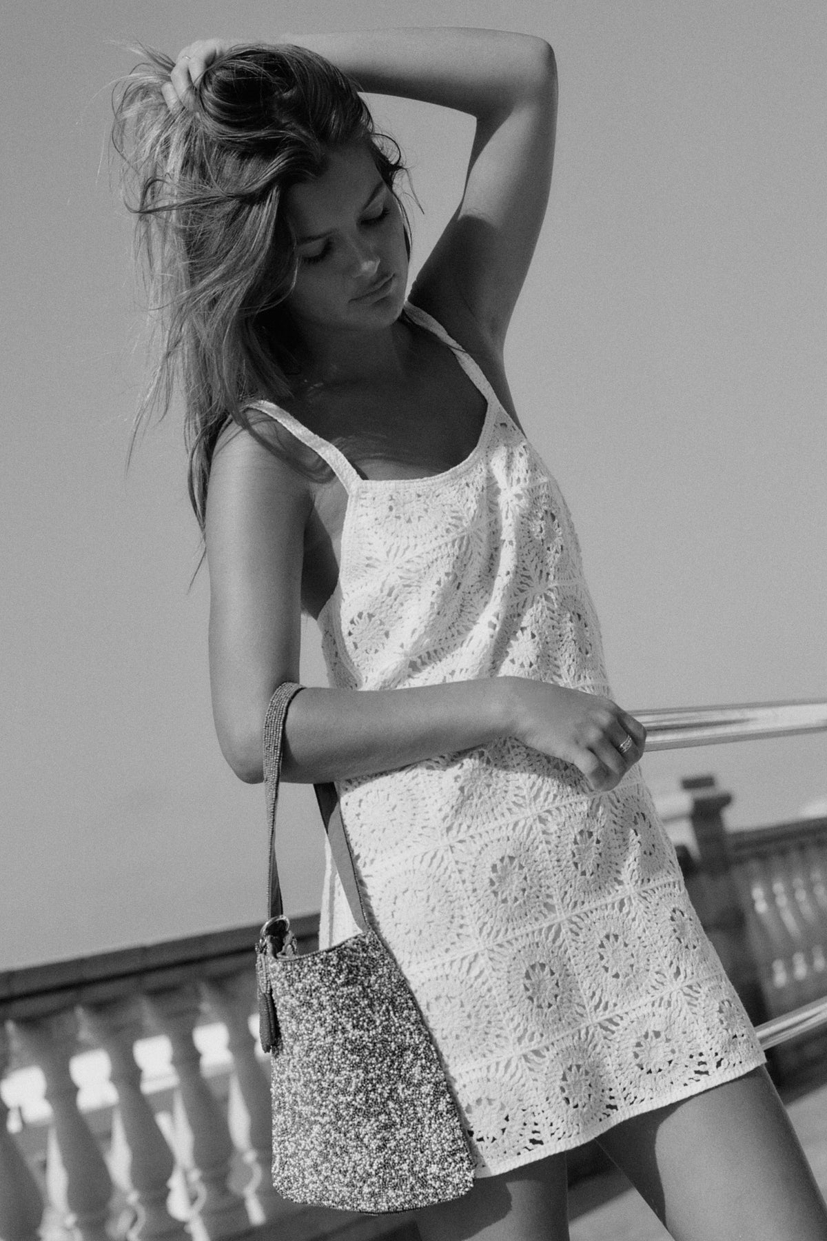 Perlenbesetzte Mini-Eimertasche