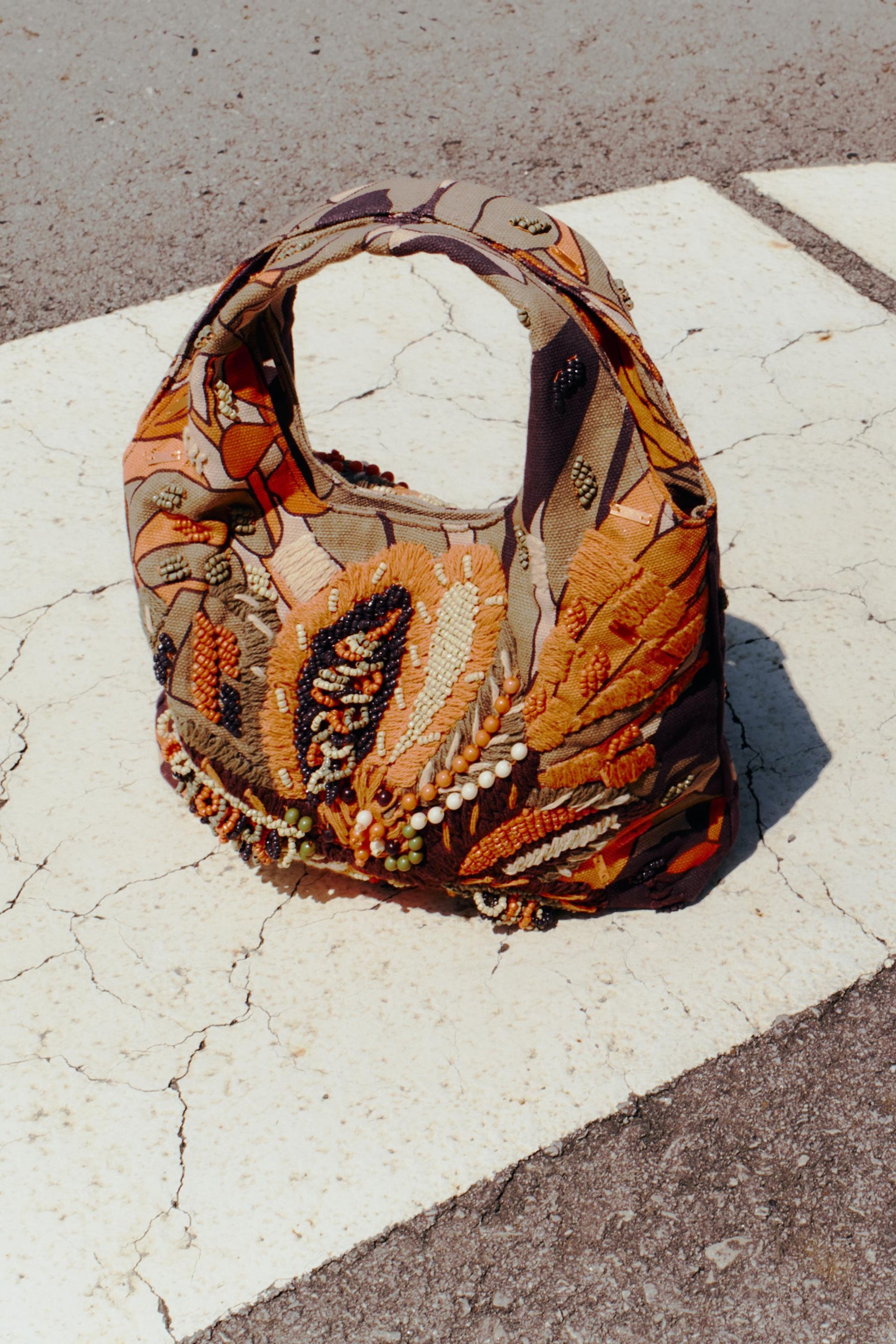 Mehrfarbige, perlenbesetzte Modetasche