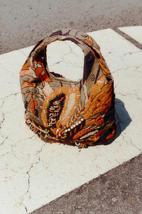 Mehrfarbige, perlenbesetzte Modetasche