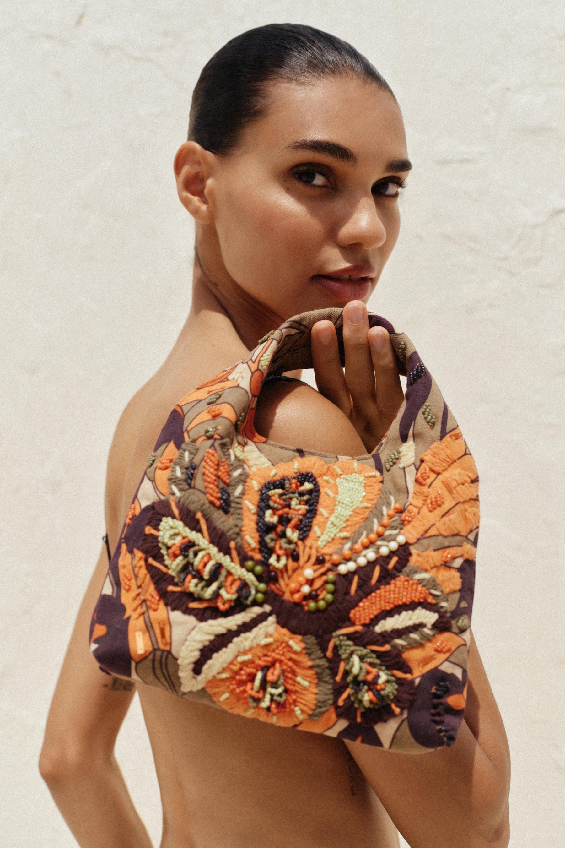 Mehrfarbige, perlenbesetzte Modetasche