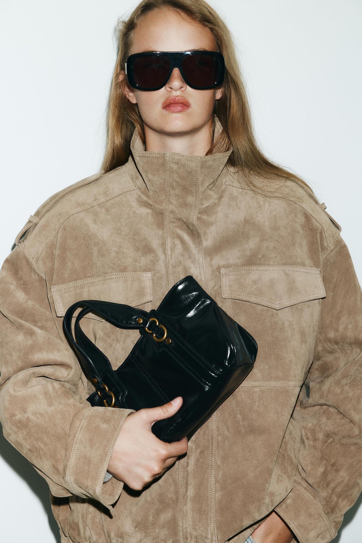 HANDTASCHE MIT METALLDETAILS