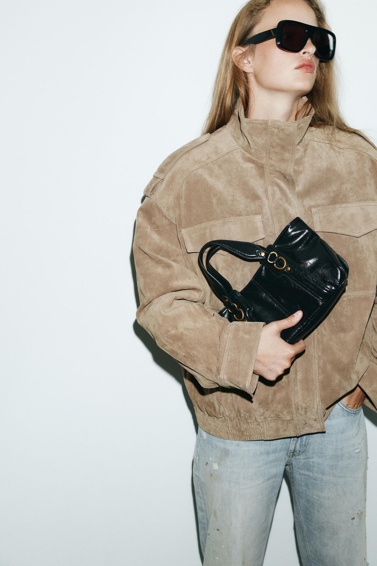 HANDTASCHE MIT METALLDETAILS