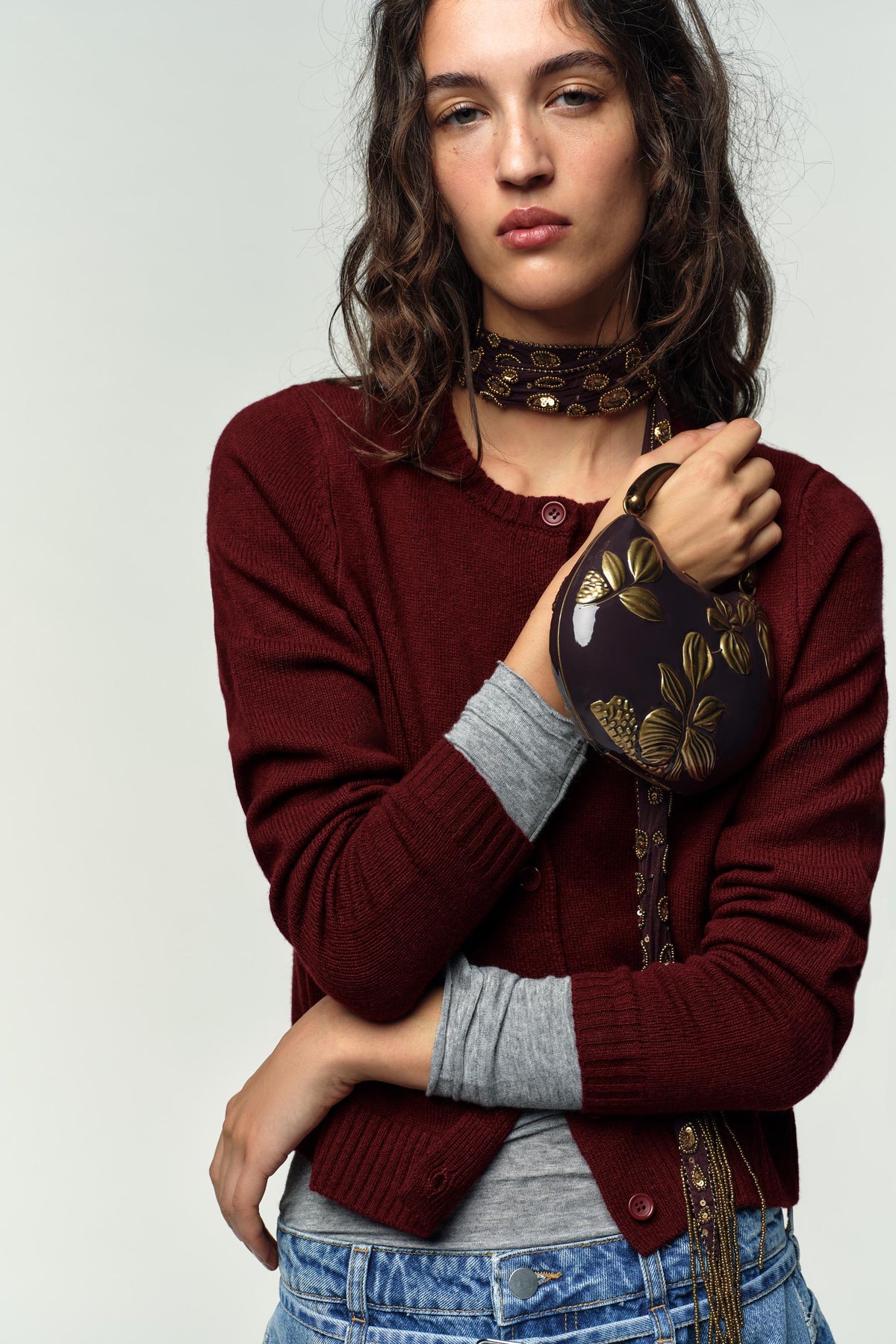 Stabile Schachtel mit Blumenverzierung