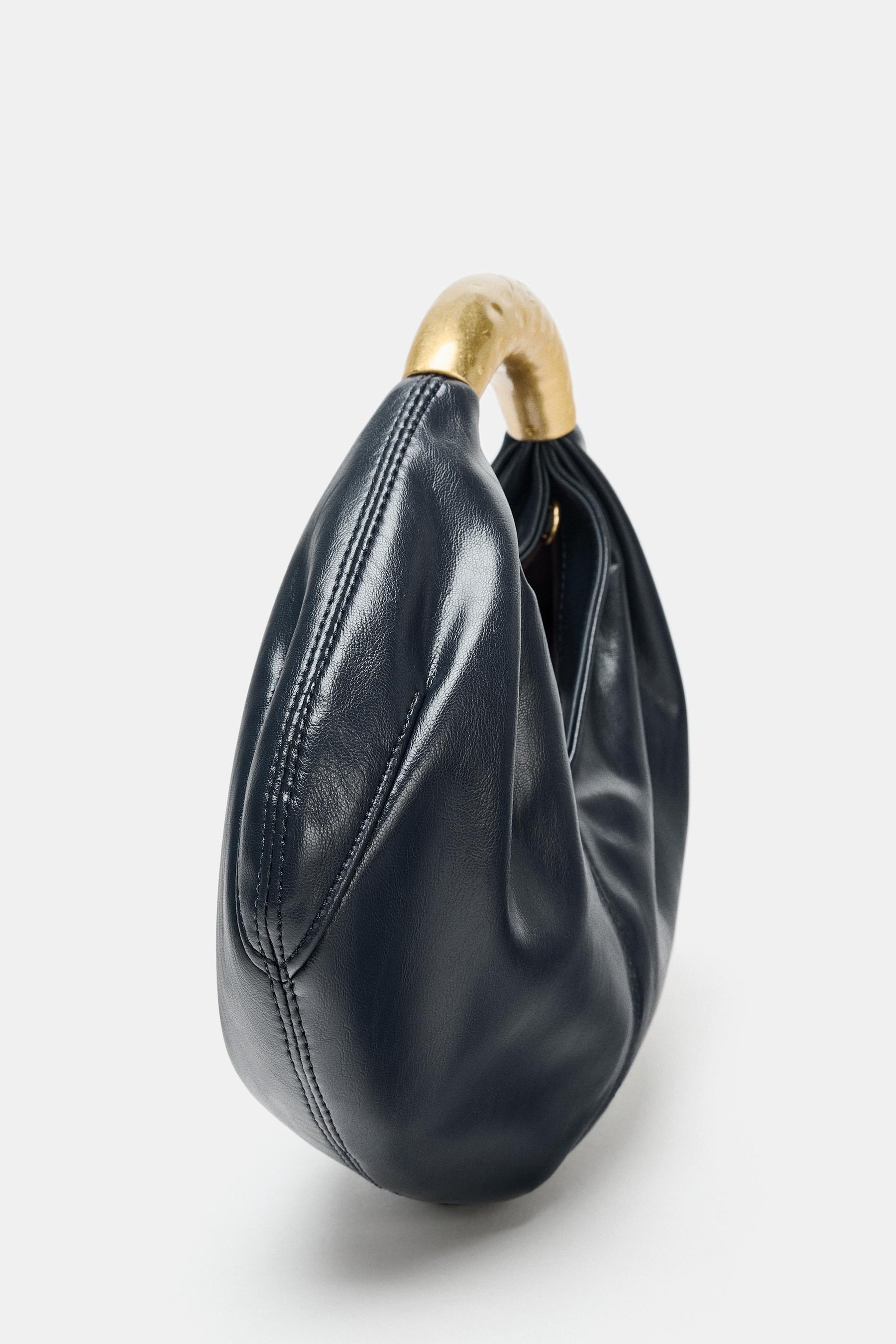 HANDTASCHE MIT METALLGRIFF