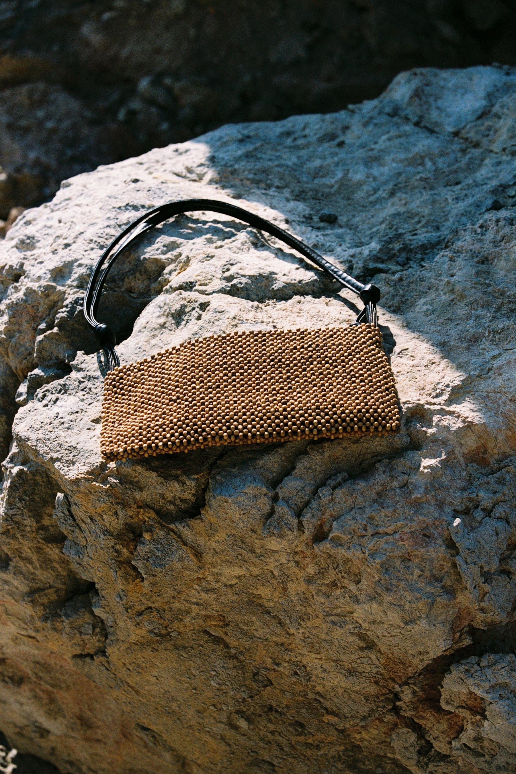 Perlenbesetzte Schultertasche