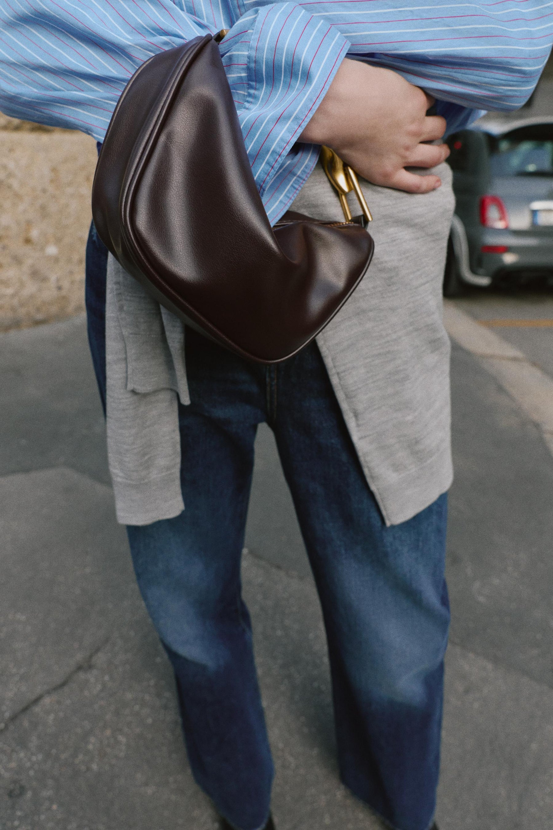 Miniatur-Handtasche mit Metallgriff