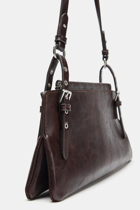 Nietenbesetzte Schultertasche