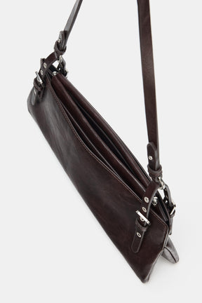 Nietenbesetzte Schultertasche